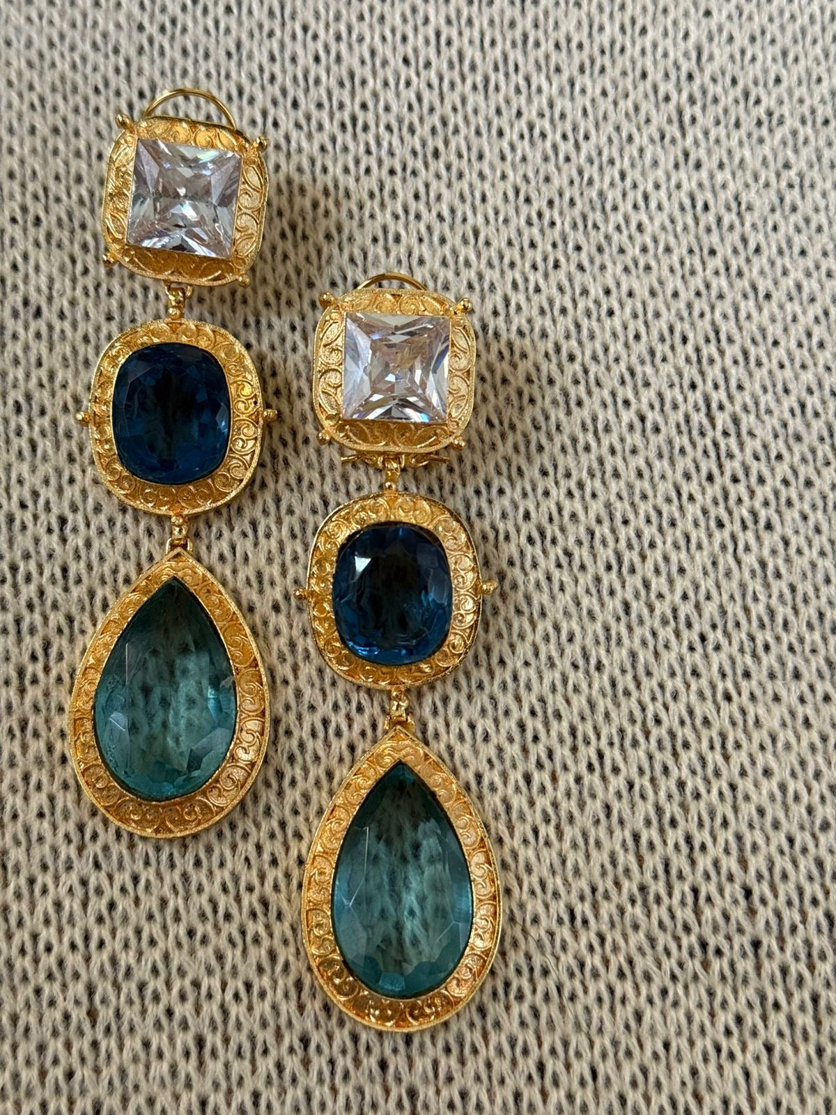 A Crystal Stone Earrings